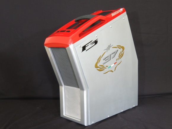 Pecet jak ścigacz MV Agusta F3 – zobacz niewiarygodny mod laureata Case Mod Worl
