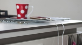 Jak dbać o sprzęt elektroniczny? LIFESTYLE, IT i technologie - Nie wyobrażamy sobie obecnie życia bez wielu gadżetów elektronicznych: telefonów, tabletów, aparatów, konsol do gier. Zazwyczaj zakup takiego sprzętu łączy się ze znacznym kosztem. W jaki sposób więc możemy zadbać o te przedmioty tak, by służyły nam jak najdłużej?