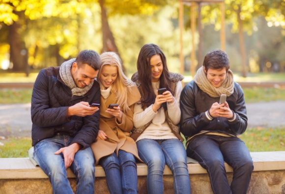 SMS-y czy Facebook Messenger? Jak użytkownicy smartfonów wysyłają wiadomości