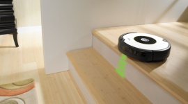 iRobot Roomba 605 – prosty sposób na czyste podłogi LIFESTYLE, IT i technologie - każdy iRobot Roomba korzysta z opatentowanego, 3-stopniowego systemu czyszczenia. Różnice pomiędzy poszczególnymi modelami opierają się na wyposażeniu, występowaniu systemów optymalizujących ich pracę oraz ułatwiających obsługę.
