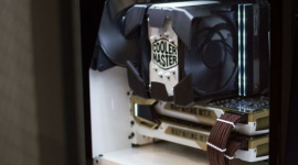 Nowa obudowa od Cooler Mastera już z pierwszymi modami LIFESTYLE, IT i technologie - Każdy modder, gdy tylko dostanie w swoje ręce nowy sprzęt, natychmiast przystępuje do twórczej pracy. MasterCase Pro 3, choć dostępna na rynku dopiero od niedawna, już doczekała się pierwszej artystycznej interpretacji.