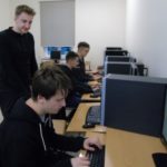 Programowania uczą się poza lekcjami. Skutecznie