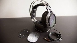 Mody to nie tylko obudowy, czyli Cooler Master promuje modding… słuchawek LIFESTYLE, IT i technologie - Wszyscy przyzwyczaili się, że gdy mowa o modach, na myśl przychodzą przede wszystkim przerobione obudowy. Tymczasem świat moddingu jest znacznie bardziej rozbudowany, a wizualnej zmianie można poddać chociażby słuchawki. Do takiej twórczej ekspresji zachęca firma Cooler Master.