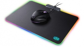 Cooler Master prezentuje nową podkładkę z podświetleniem RGB LIFESTYLE, IT i technologie - Twarde podkładki pod mysz to ciekawa alternatywa dla zwykłych, materiałowych mouse padów - charakteryzują się bowiem lepszą wytrzymałością i poprawą wyników osiąganych przez gryzonia. Dlatego Cooler Master zdecydował się na wypuszczenie RGB Hard Gaming Mouse Pad.