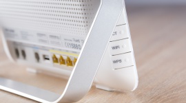 Czym jest WiFi w całym domu? LIFESTYLE, IT i technologie - Wyobraź sobie: Właśnie skonfigurowałeś sieć domową z najnowszym sprzętem Wi-Fi i łączem internetowym o szybkości 100 Mb/s. Ale z jakiegoś powodu wciąż napotykasz na buforowanie, gdy próbujesz przesyłać strumieniowo wideo w sypialni.
