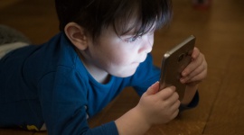 Dzieciństwo w ekranie LIFESTYLE, IT i technologie - Wpływ laptopów, smartfonów i tabletów na nawyki zdrowotne najmłodszych