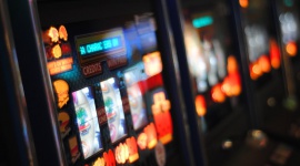 Co napędza rynek wart 50 miliardów USD? LIFESTYLE, IT i technologie - Globalny rynek gier losowych i rozrywki online jest wart 50 miliardów USD. Hazard online wszedł do mainstreamu - granie odpowiada za 11 proc. całego ruchu w internecie. Rozwój napędzają oczekiwania konsumentów, nowe technologie i rosnąca potrzeba bezpieczeństwa.