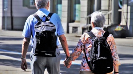 Zadbaj o bezpieczeństwo seniora podczas pandemii LIFESTYLE, IT i technologie - Ostatnie miesiące są trudne dla wszystkich ze względu na nałożone restrykcje oraz ograniczenie kontaktów społecznych. Jednak to seniorzy są w grupie największego ryzyka zarażeniem wirusem.