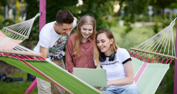 Bądź cyberbezpieczny na wakacjach
