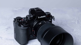 Kompaktowy oraz lekki obiektyw stałoogniskowy 85 mm o przysłonie F1.8 LIFESTYLE, IT i technologie - Firma Panasonic ma przyjemność przedstawić nowy obiektyw stałoogniskowy, LUMIX S 85 mm F1,8 (S-S85) z dużą przysłoną. Premierowy obiektyw LUMIX wzbogaci fotografię portretową dzięki pięknemu efektowi bokeh.