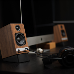 AudioengineHD33 Innowacyjne systemy muzyczne, które współpracują ze wszystkimi urządzeniami i aplikacjami do przesyłania strumieniowego, bez względu na to, jak się łączysz i słuchasz.