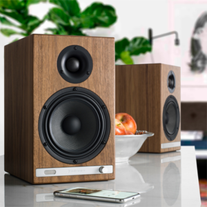 AudioengineHD6 Innowacyjne systemy muzyczne, które współpracują ze wszystkimi urządzeniami i aplikacjami do przesyłania strumieniowego, bez względu na to, jak się łączysz i słuchasz.