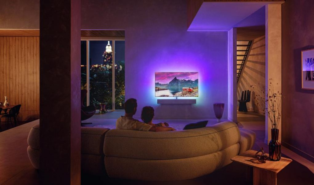 OLED986-LS-COUPLE-WATCHING-MOVIE-RGB-01 Światowy Dzień Telewizji. Polacy ją kochają. Co najchętniej oglądamy i czym kierujemy się przy zakupie telewizora?
