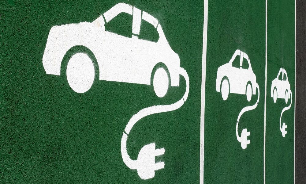 Elektyczne_samochody Dlaczego w Polsce wciąż nie ma miliona aut elektrycznych? Główne bariery rozwoju elektromobilności