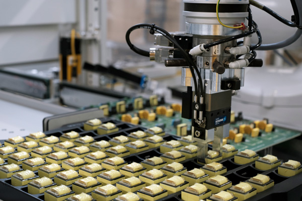 materiały prasowe Fitech Automatyczny montaż THT z 99,4% skuteczności (1) Automatyczny montaż THT z 99,4% skuteczności. Wszystko dzięki rozwiązaniu VissaviTech i AI.Rob